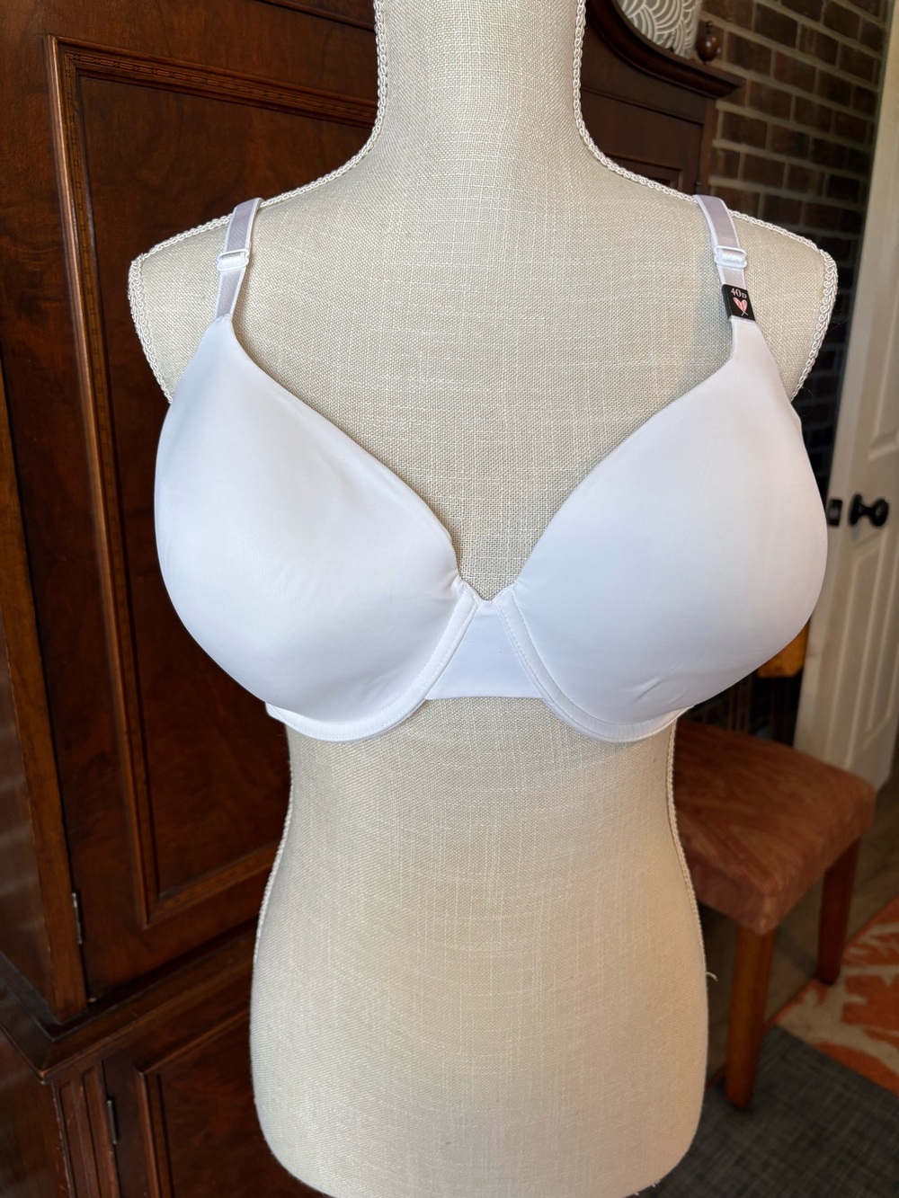 6 Victoria's Secret Bras size 40 D.  3 beige, 1 animal print,1 Ivory, 1 Lavender - Picture 8 of 16
